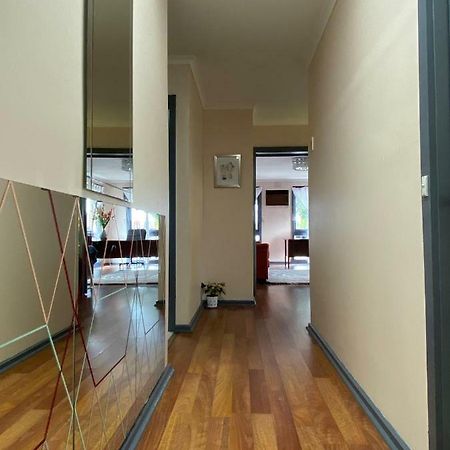 Entire Hume House Villa Melbourne Exteriör bild