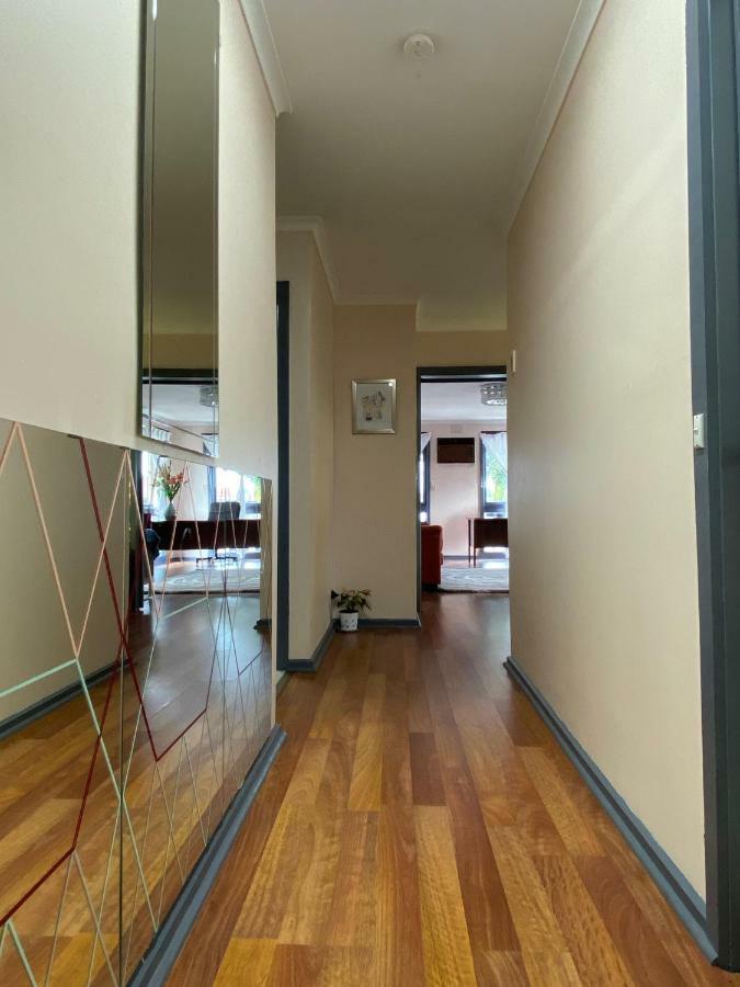 Entire Hume House Villa Melbourne Exteriör bild